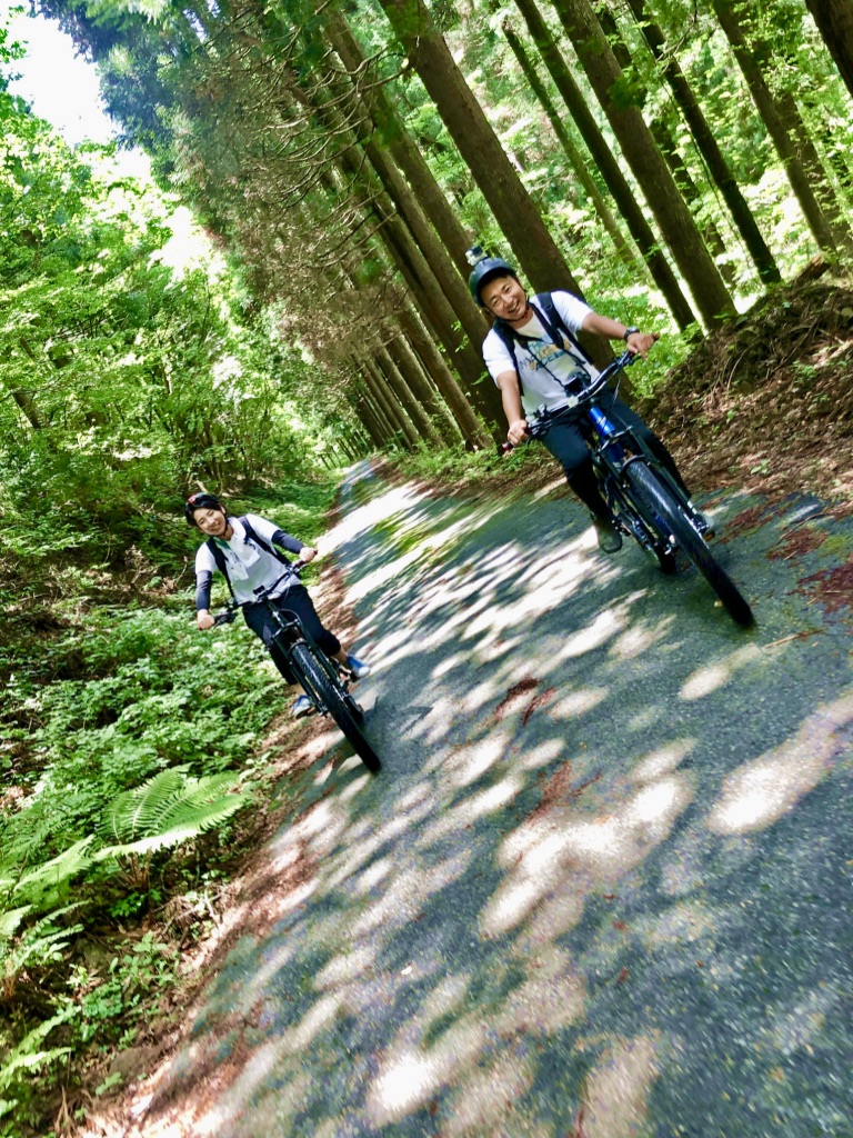 森の中をイーバイクで疾走する２人。