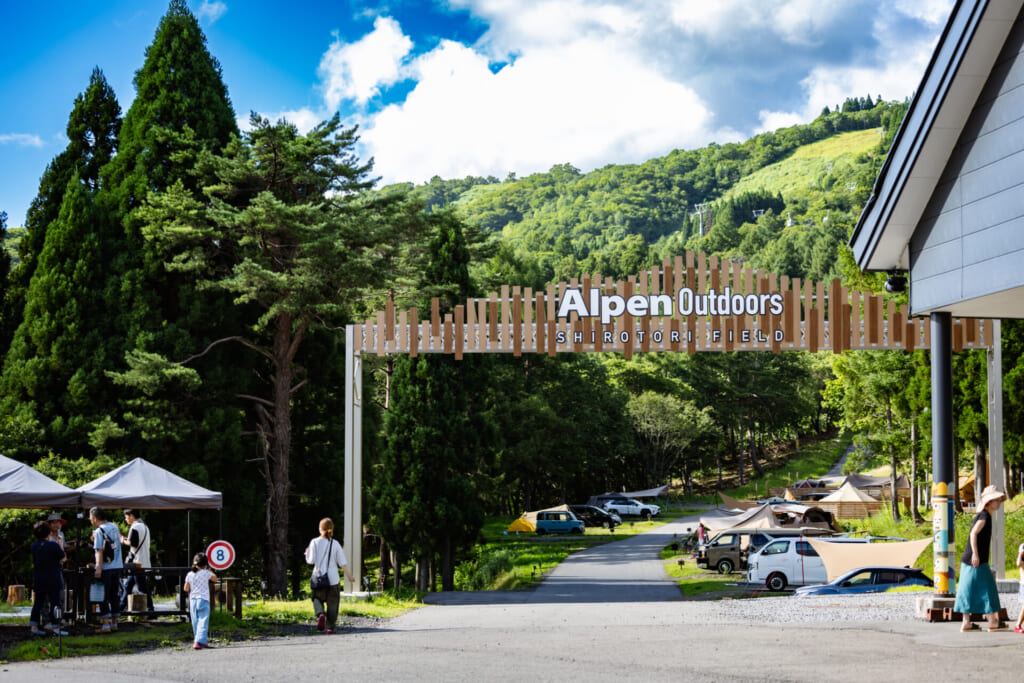 外あそびがいっぱい【Alpen Outdoors しろとりフィールド】の「BASE」エリアで森キャンプを満喫！のイメージ