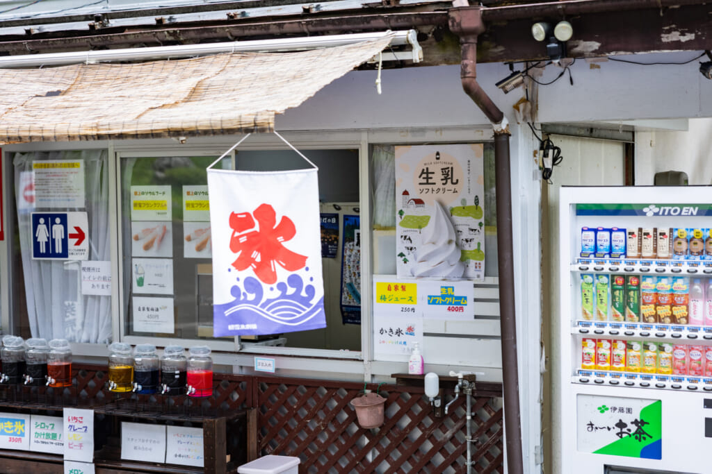 こだわりのメニューが並ぶ売店