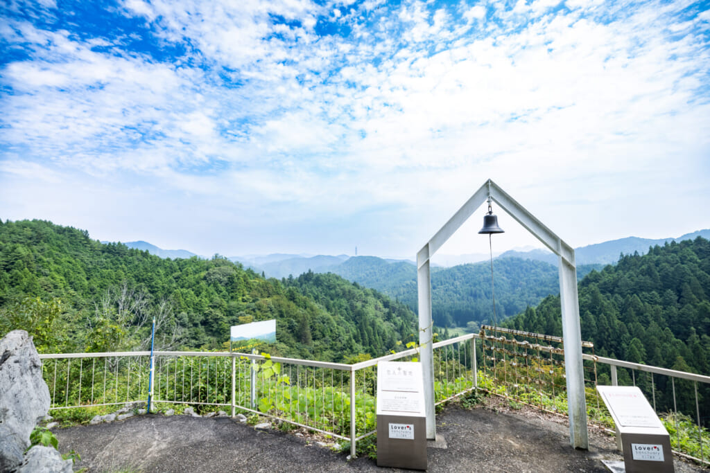 山頂で「幸せの鐘」を響かせて